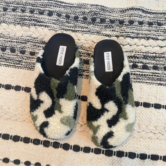 Steve Madden Camo Slippers Slip On - Picture 2 of 8